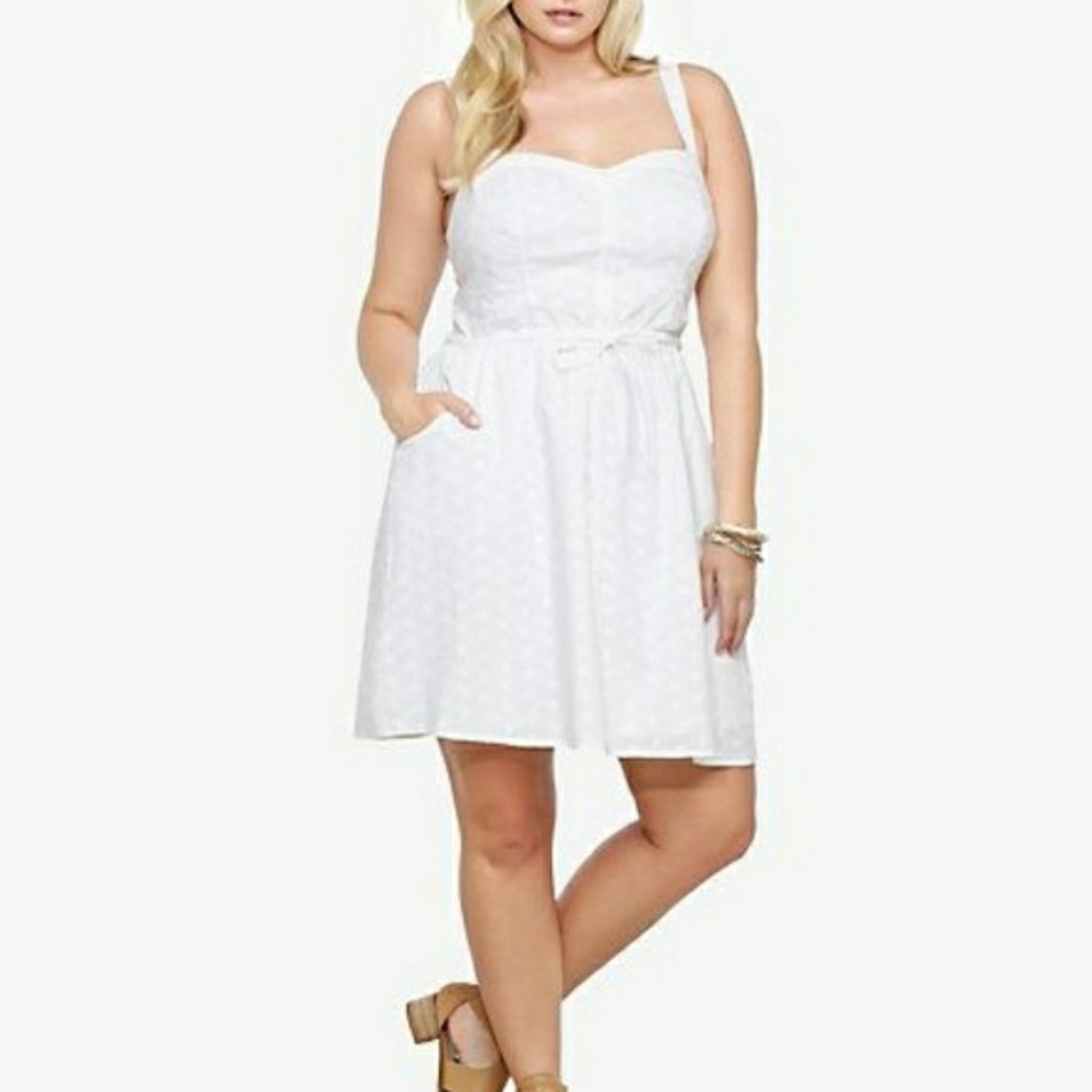 Perfect pinup sundress + pockets! Lovely eyelet!
